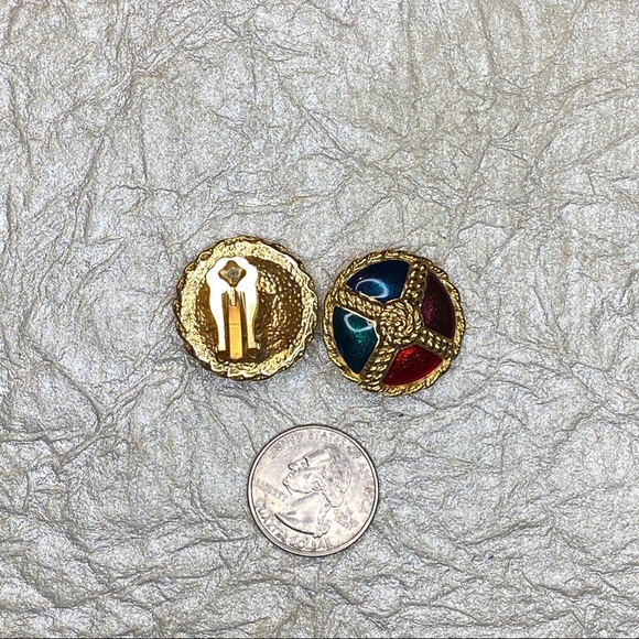Vintage Rainbow Enamel & Gold Tone Clip On Earring - Picture 6 of 6